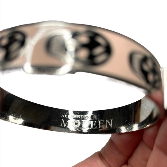 Alexander McQueen | Enamel Skull Bangle Pink/Black - Picture 3 of 8